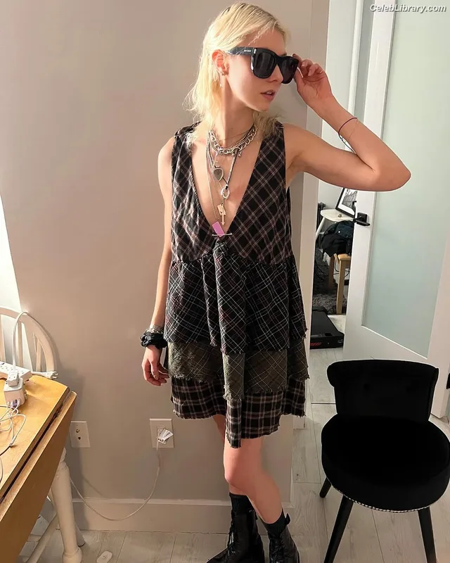 Taylor Momsen photo 10 of 1237
