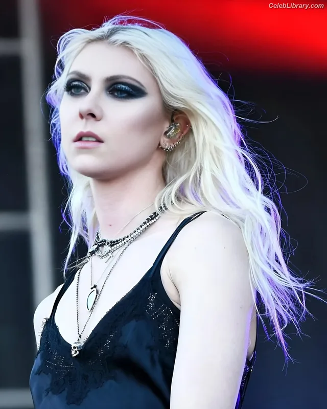 Taylor Momsen photo 2 of 1237