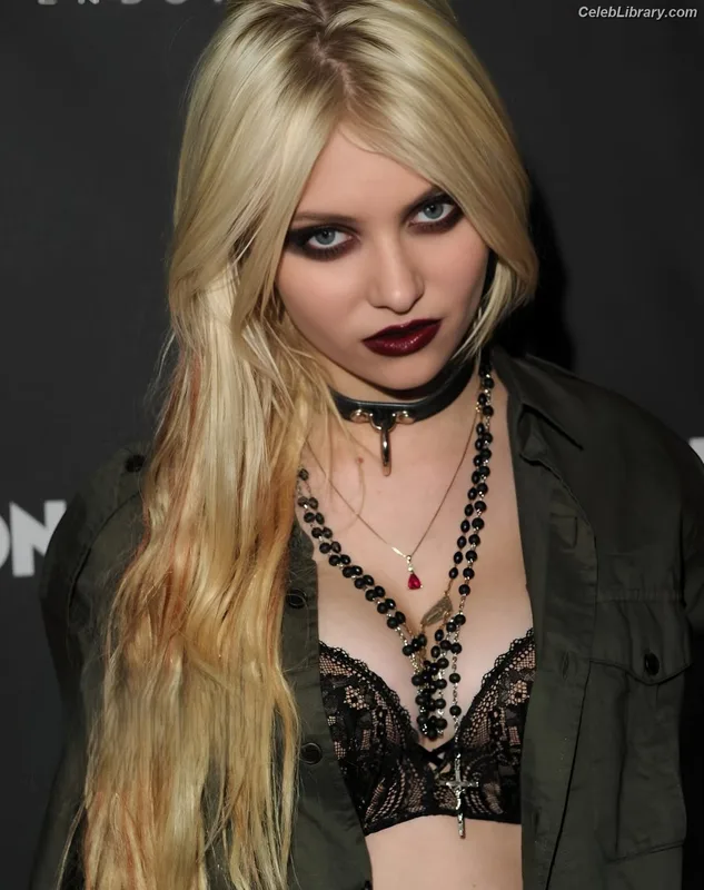 Taylor Momsen photo 3 of 1237