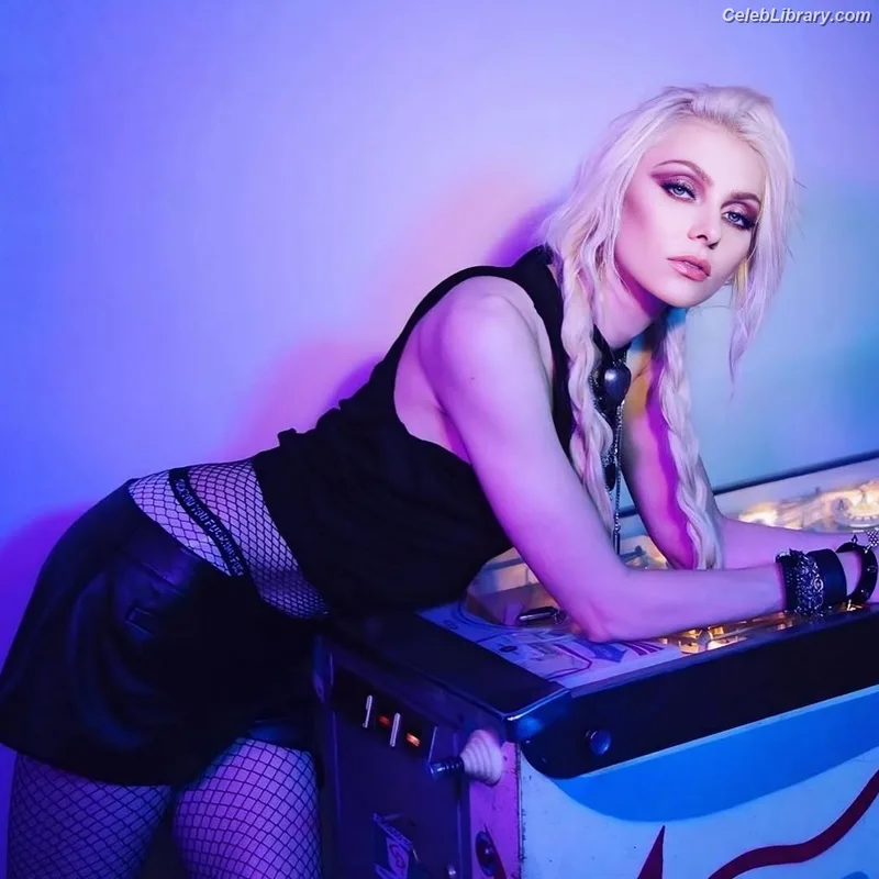 Taylor Momsen photo 12 of 1237