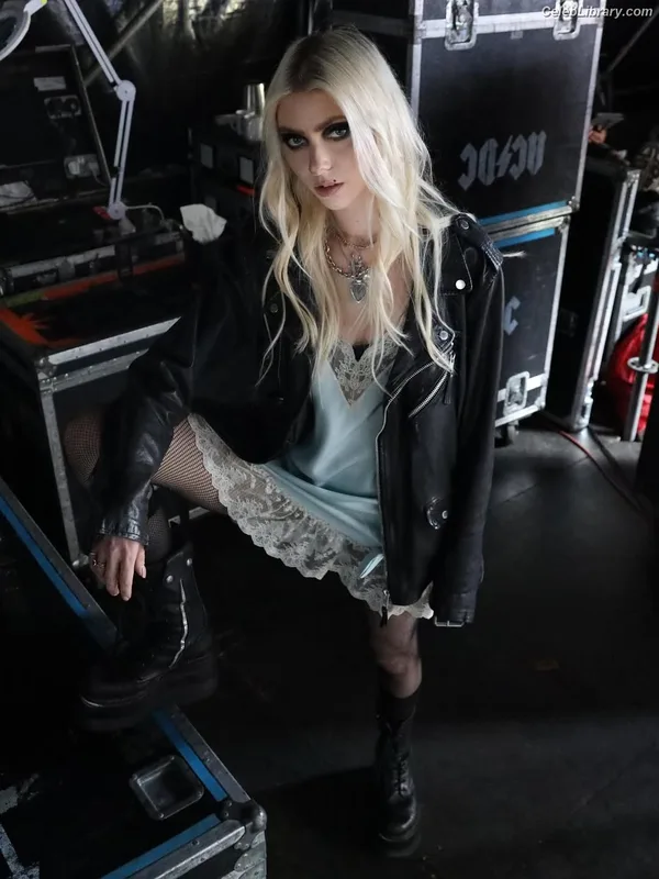 Taylor Momsen photo 24 of 1237