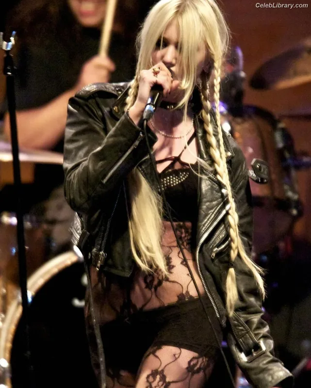 Taylor Momsen photo 1 of 1237