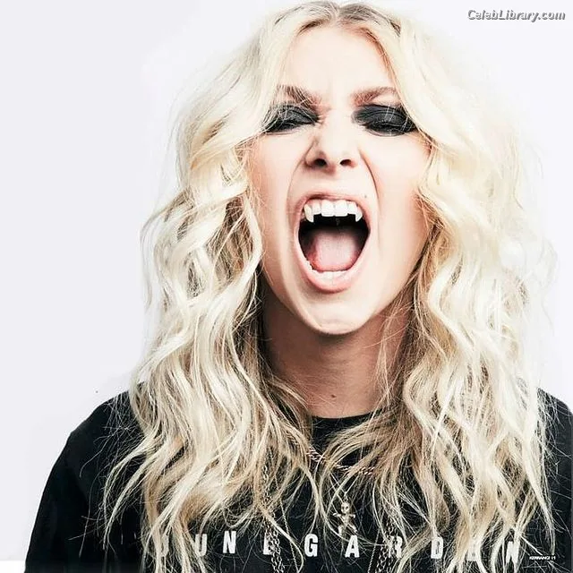 Taylor Momsen photo 12 of 1237
