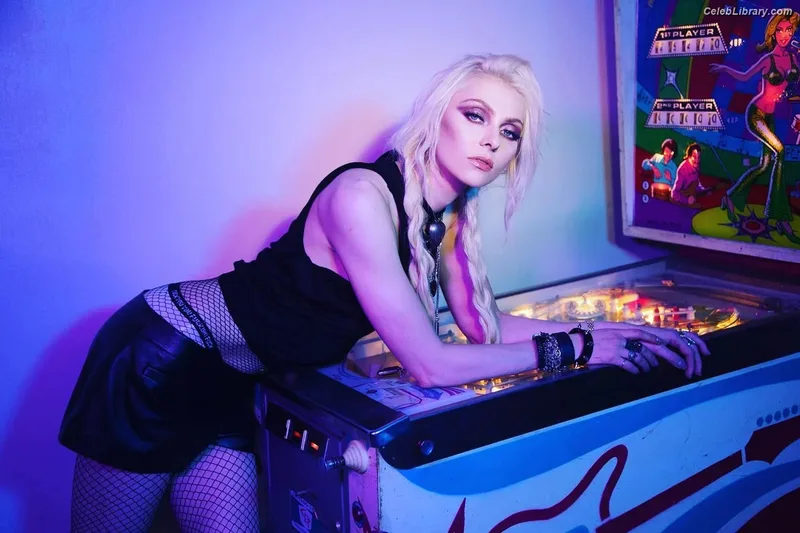 Taylor Momsen photo 4 of 1237