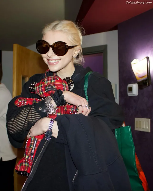 Taylor Momsen photo 3 of 1237