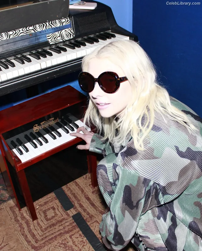 Taylor Momsen photo 13 of 1237