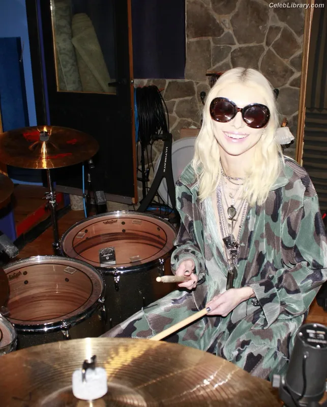 Taylor Momsen photo 14 of 1237