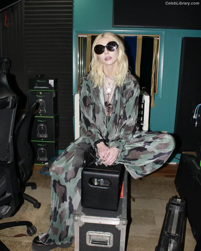 Taylor Momsen photo 17 of 1237
