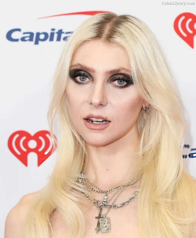Taylor Momsen photo 24 of 1237