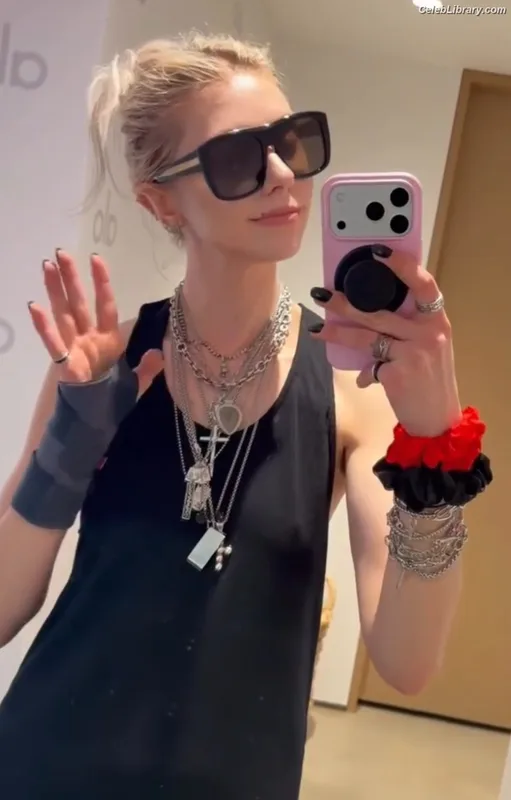 Taylor Momsen photo 3 of 1237