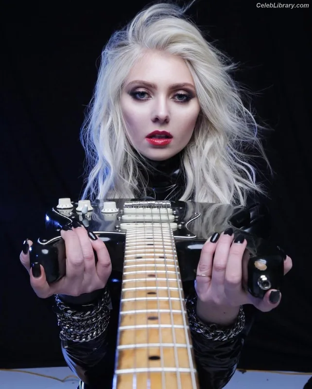 Taylor Momsen photo 10 of 1237