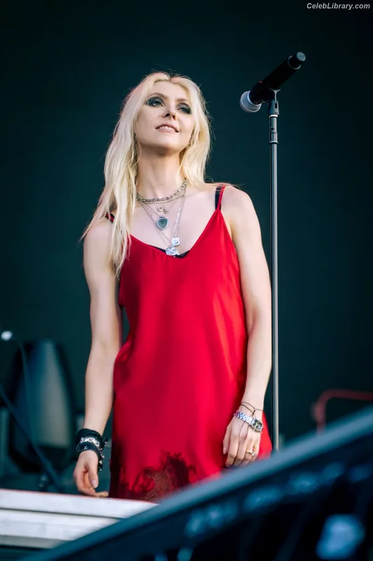 Taylor Momsen photo 15 of 1237