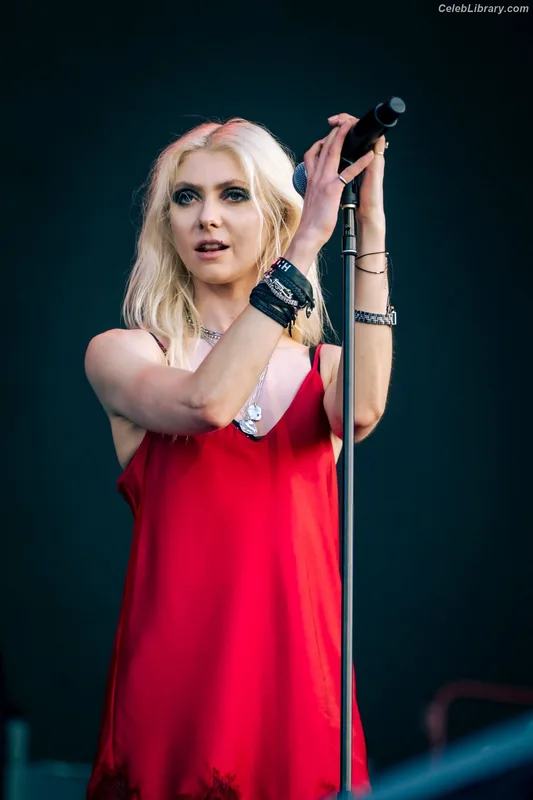 Taylor Momsen photo 20 of 1237