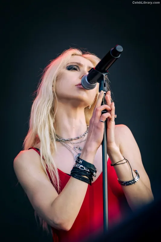 Taylor Momsen photo 21 of 1237