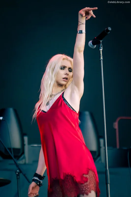 Taylor Momsen photo 22 of 1237