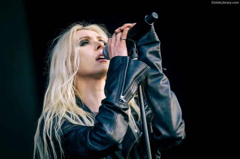 Taylor Momsen photo 1 of 1237