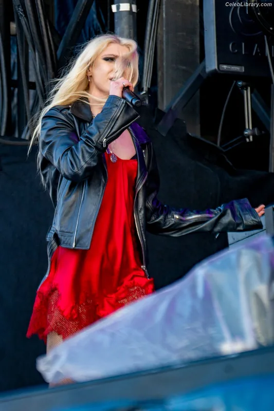 Taylor Momsen photo 2 of 1237