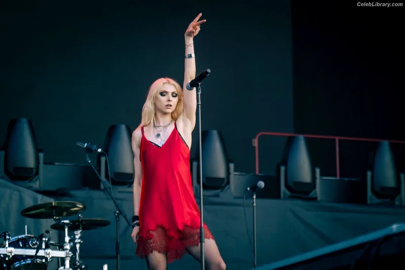 Taylor Momsen photo 4 of 1237