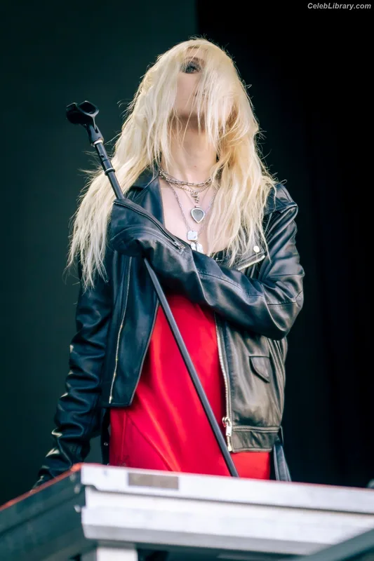 Taylor Momsen photo 5 of 1237