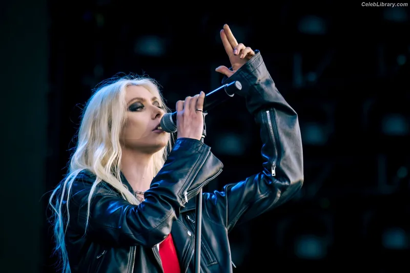 Taylor Momsen photo 9 of 1237