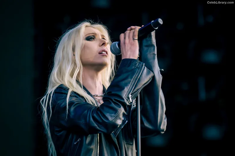 Taylor Momsen photo 10 of 1237