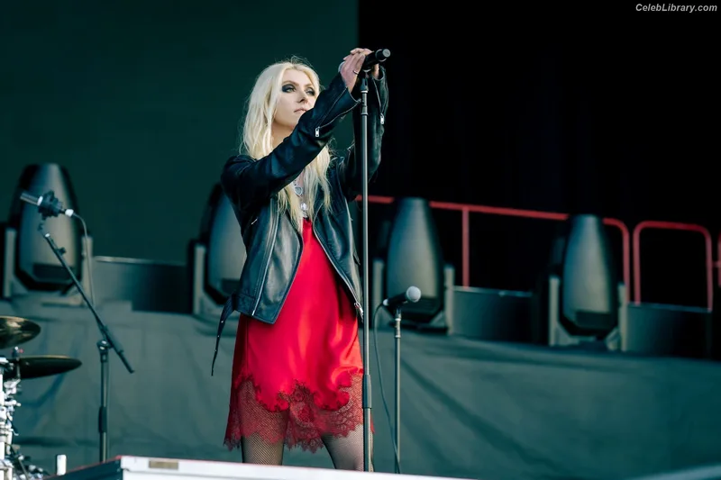 Taylor Momsen photo 14 of 1237
