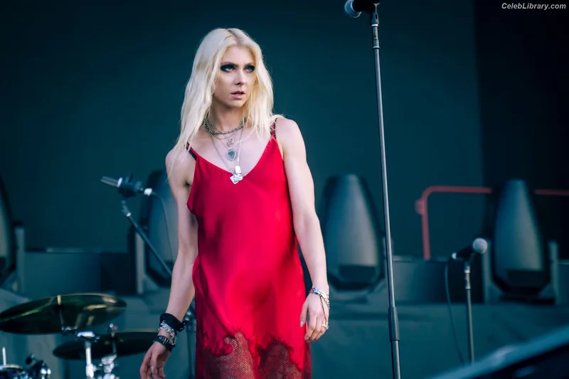 Taylor Momsen photo 17 of 1237