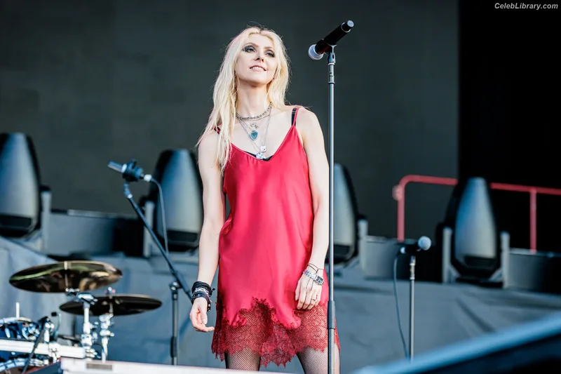 Taylor Momsen photo 20 of 1237