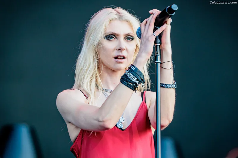 Taylor Momsen photo 21 of 1237