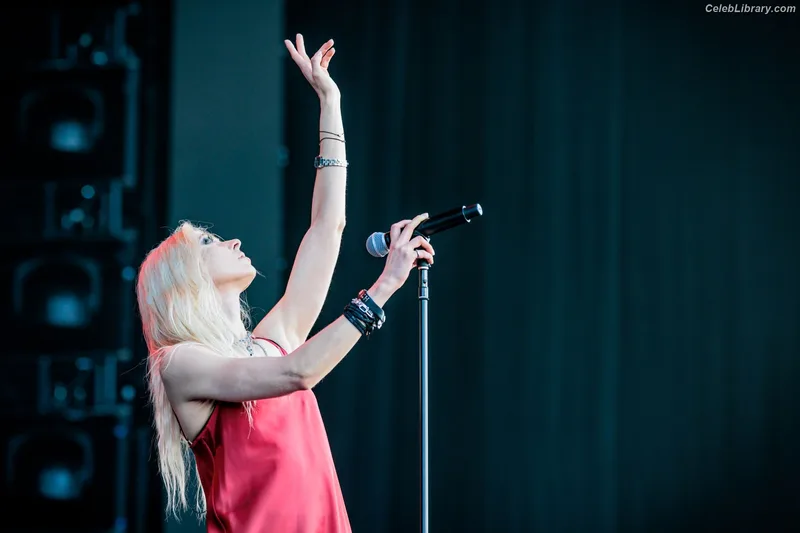 Taylor Momsen photo 24 of 1237
