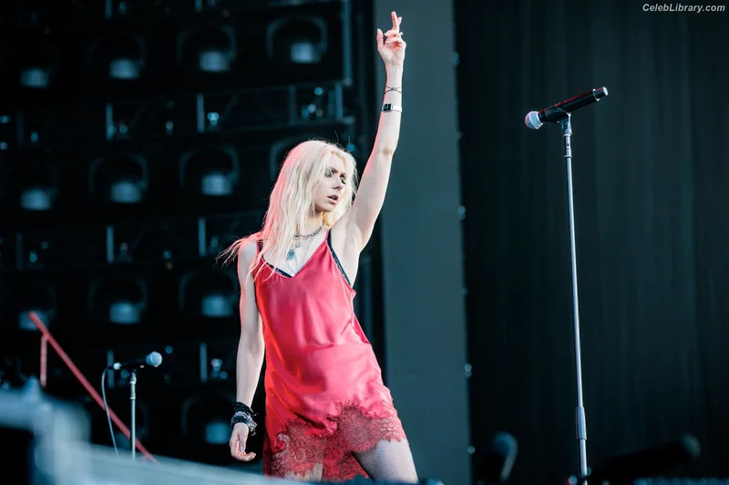 Taylor Momsen photo 1 of 1237