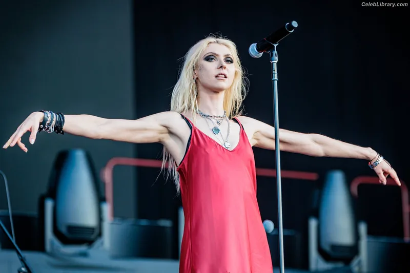 Taylor Momsen photo 3 of 1237