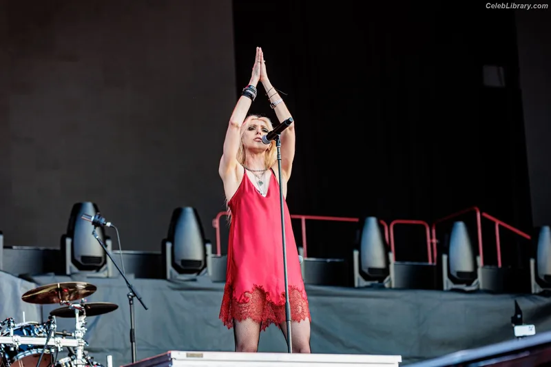 Taylor Momsen photo 4 of 1237