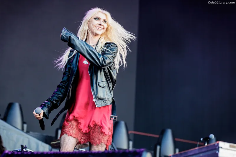 Taylor Momsen photo 8 of 1237