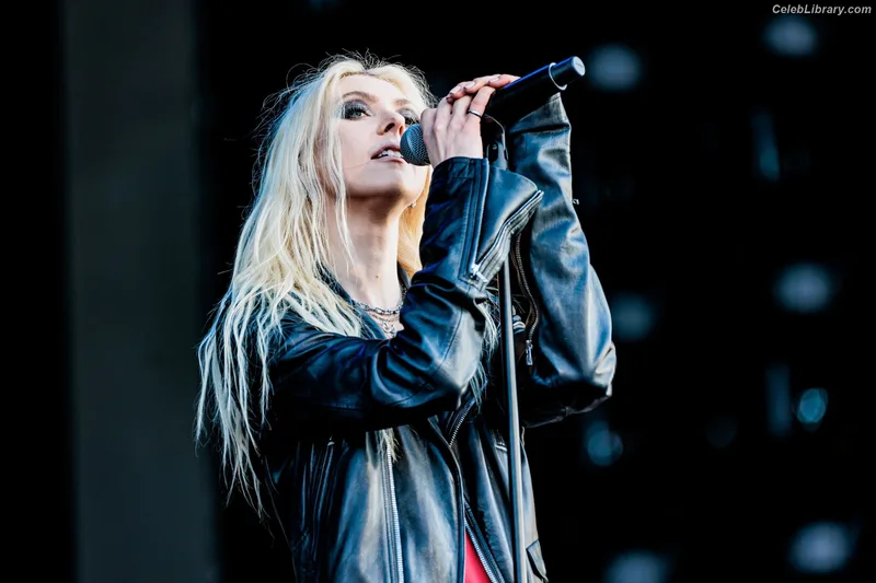 Taylor Momsen photo 12 of 1237