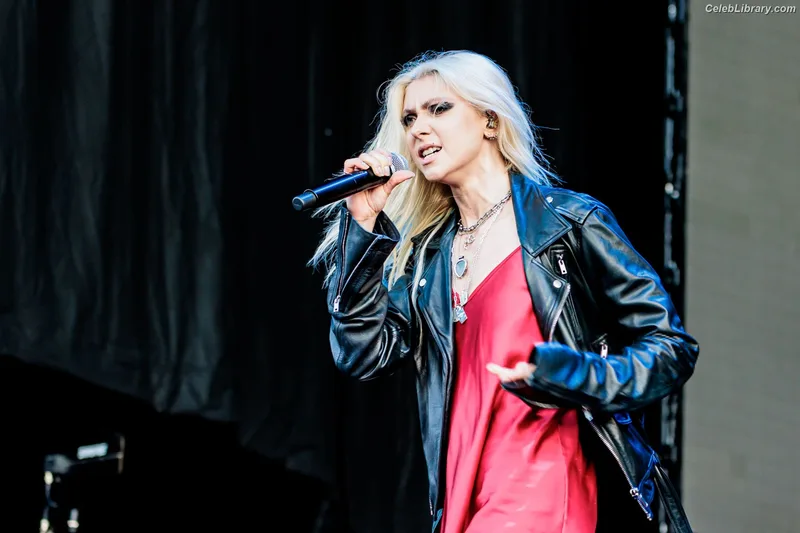 Taylor Momsen photo 14 of 1237