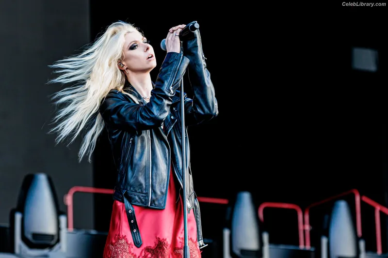 Taylor Momsen photo 18 of 1237