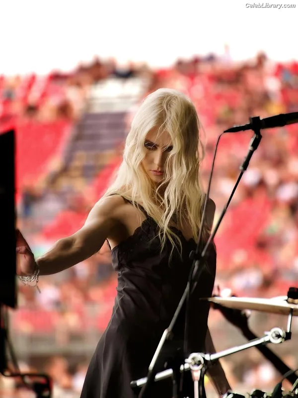 Taylor Momsen photo 10 of 1237