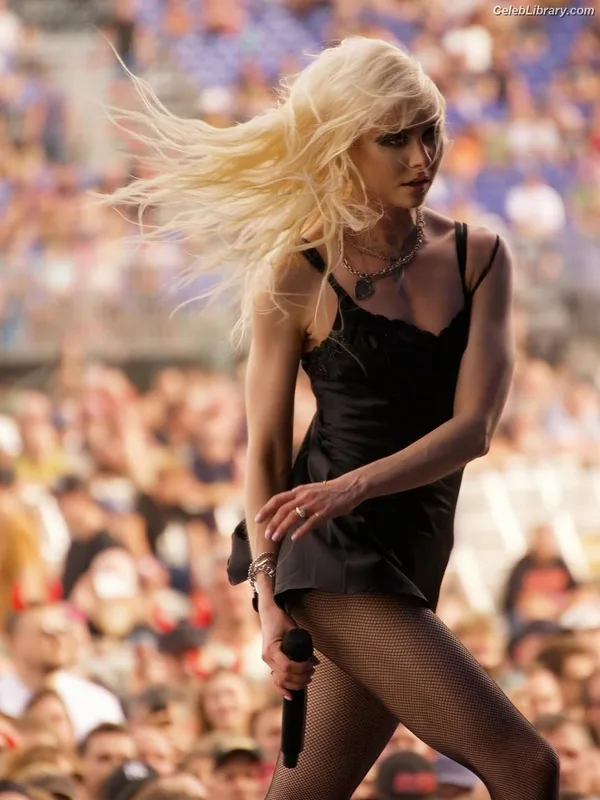Taylor Momsen photo 11 of 1237