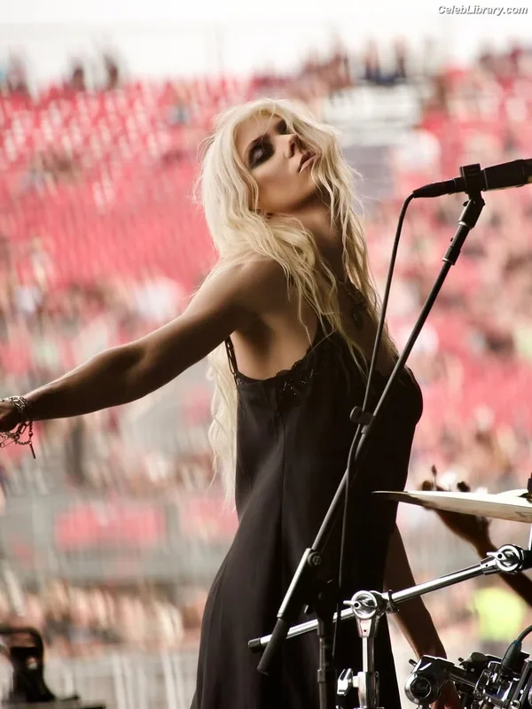 Taylor Momsen photo 12 of 1237