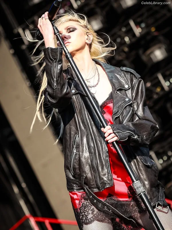 Taylor Momsen photo 13 of 1237