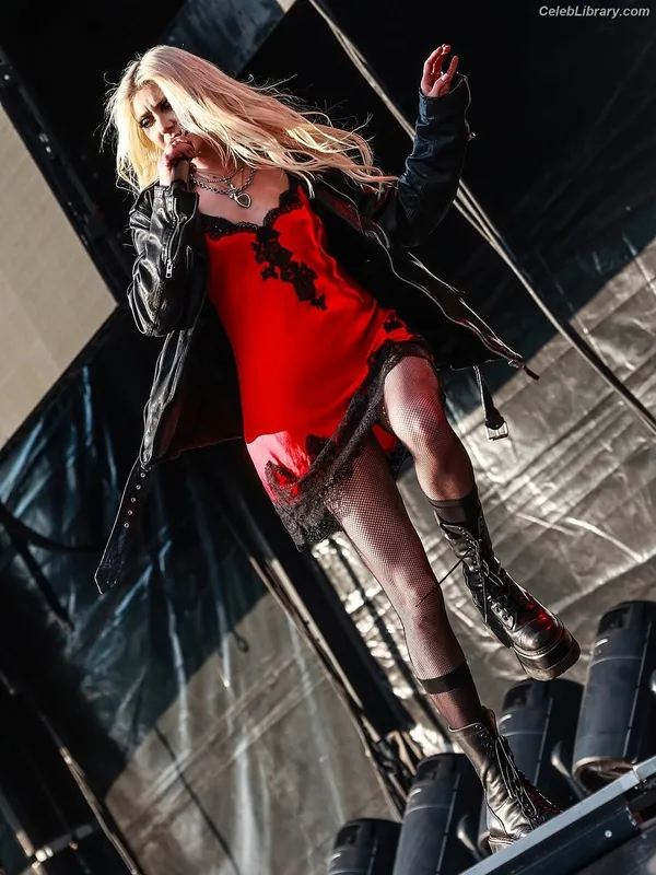 Taylor Momsen photo 16 of 1237