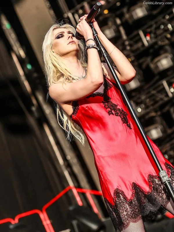 Taylor Momsen photo 20 of 1237