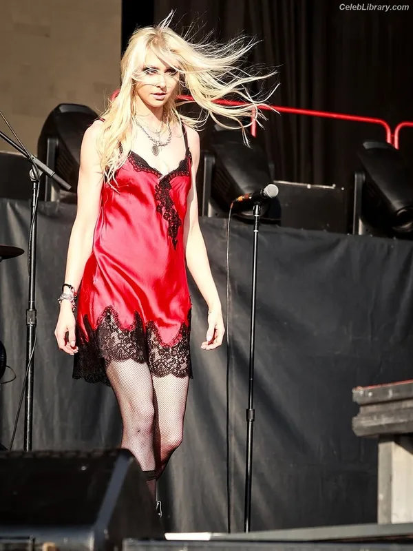 Taylor Momsen photo 22 of 1237
