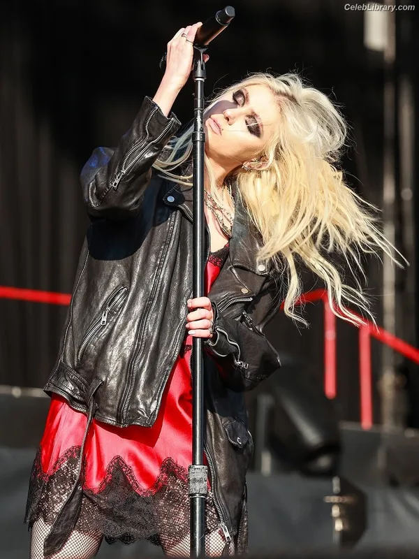 Taylor Momsen photo 3 of 1237