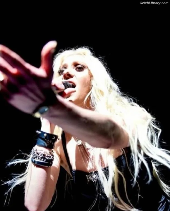 Taylor Momsen photo 21 of 1237