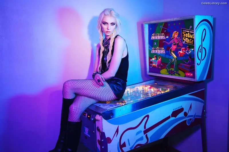 Taylor Momsen photo 16 of 1237