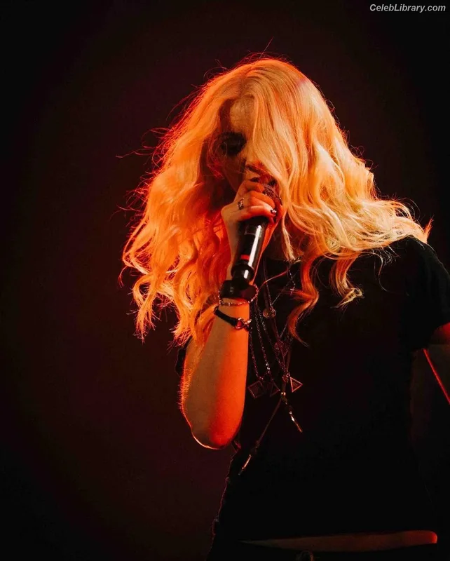 Taylor Momsen photo 1 of 1237