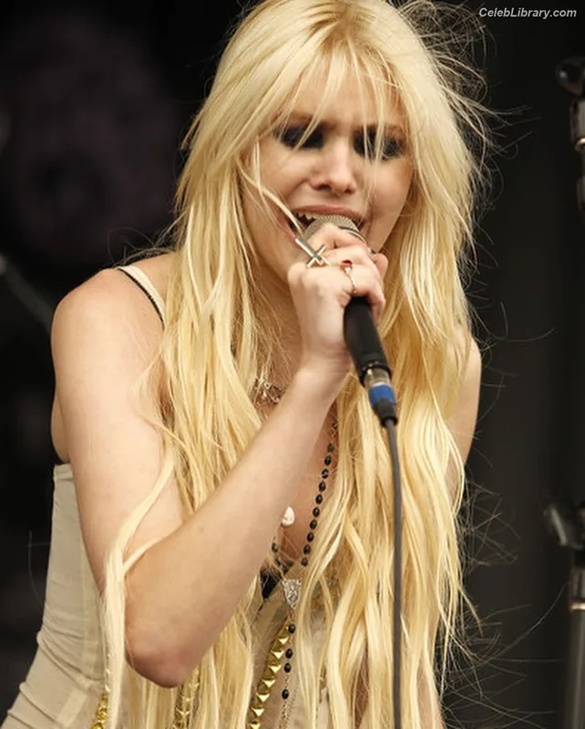 Taylor Momsen photo 5 of 1237
