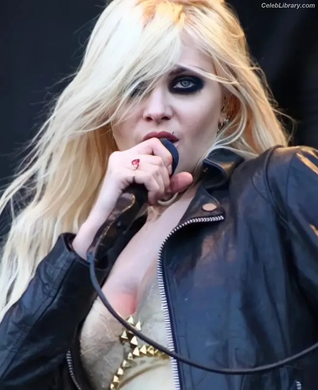 Taylor Momsen photo 8 of 1237